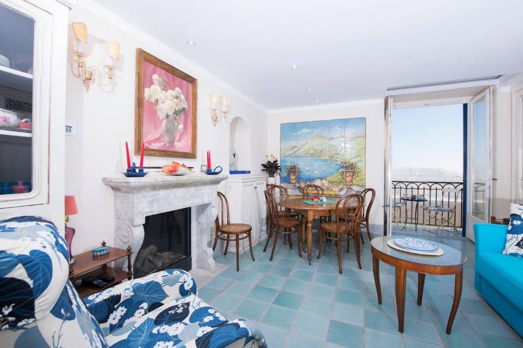 Posedenie v ubytovaní Perla nel blu villa affacciata sul mare