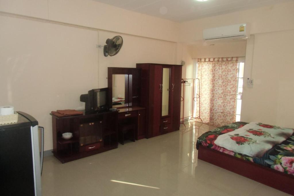 TV a/nebo společenská místnost v ubytování Chanaporn Place