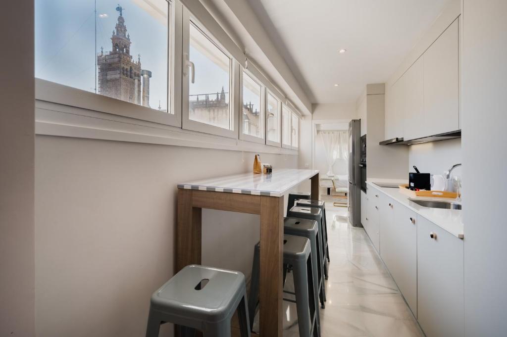 A kitchen or kitchenette at Reformed and comfy- 2Bd 2Bth- Arenal