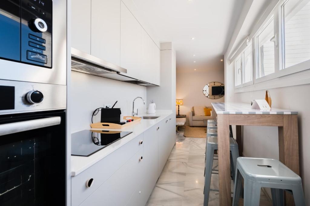 A kitchen or kitchenette at Reformed and comfy- 2Bd 2Bth- Arenal