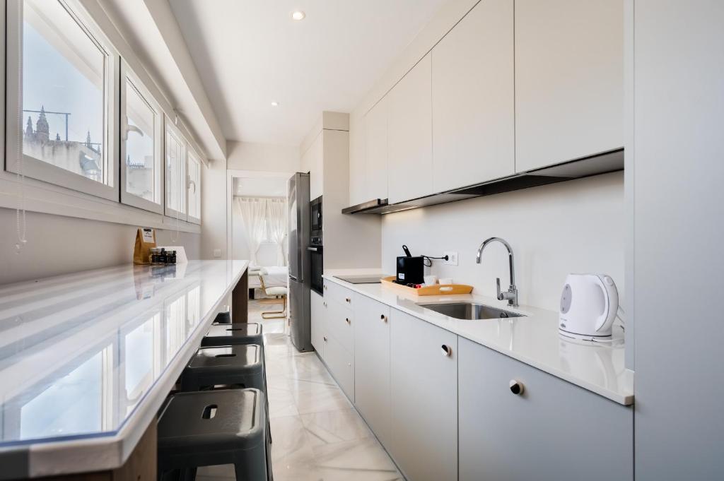 A kitchen or kitchenette at Reformed and comfy- 2Bd 2Bth- Arenal