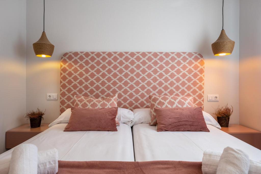 A bed or beds in a room at Reformed and comfy- 2Bd 2Bth- Arenal