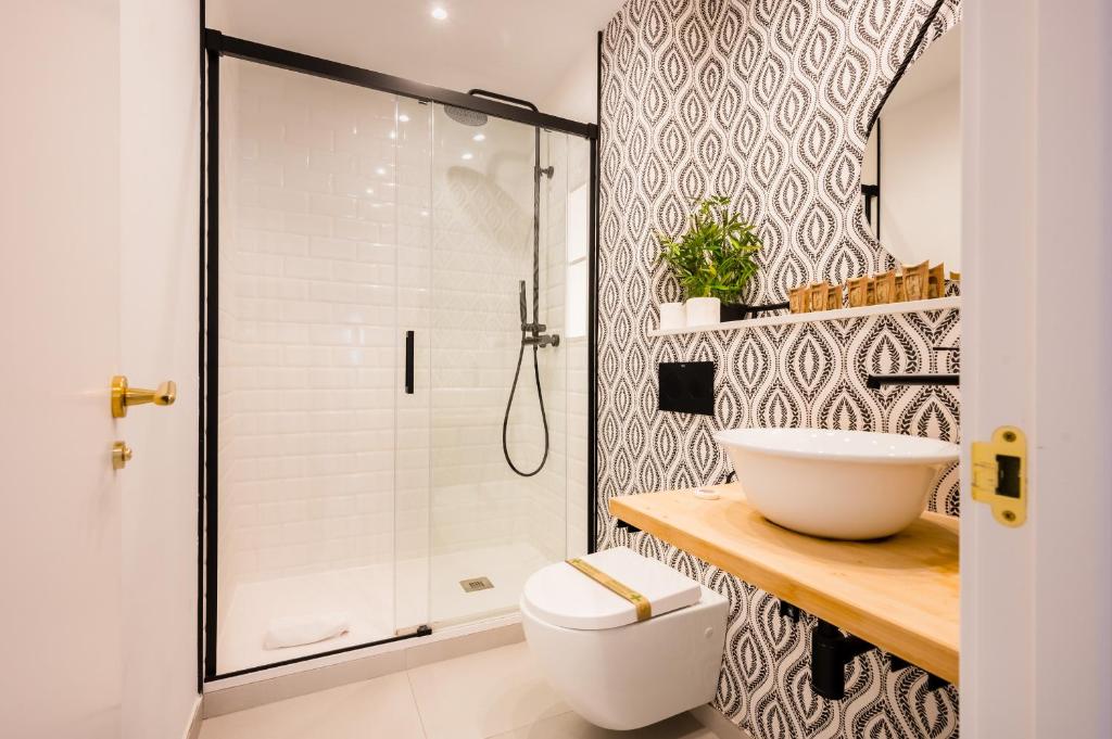 A bathroom at Reformed and comfy- 2Bd 2Bth- Arenal