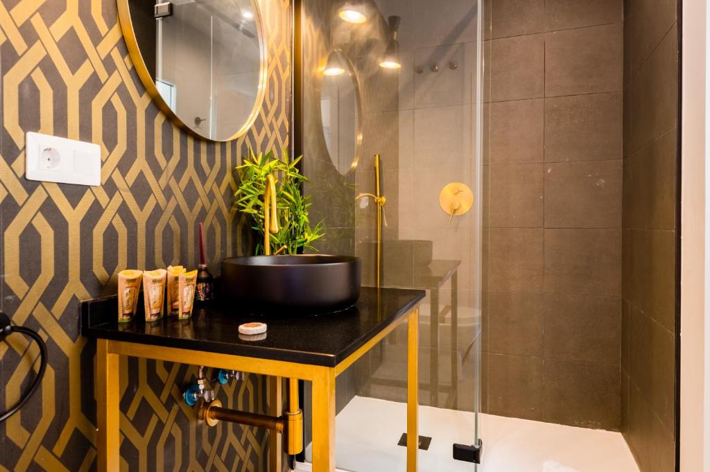 A bathroom at Reformed and comfy- 2Bd 2Bth- Arenal