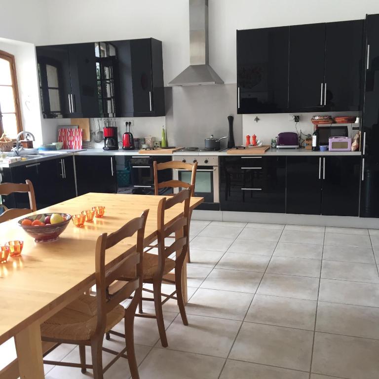 Stylish large house with heated pool in historic village - Casa De Seis Dormitorios