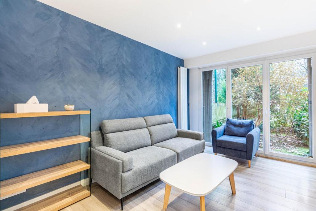 un salon avec un canapé et une chaise dans l'établissement GuestReady - Charm and Comfort near Champs de Mars, à Paris