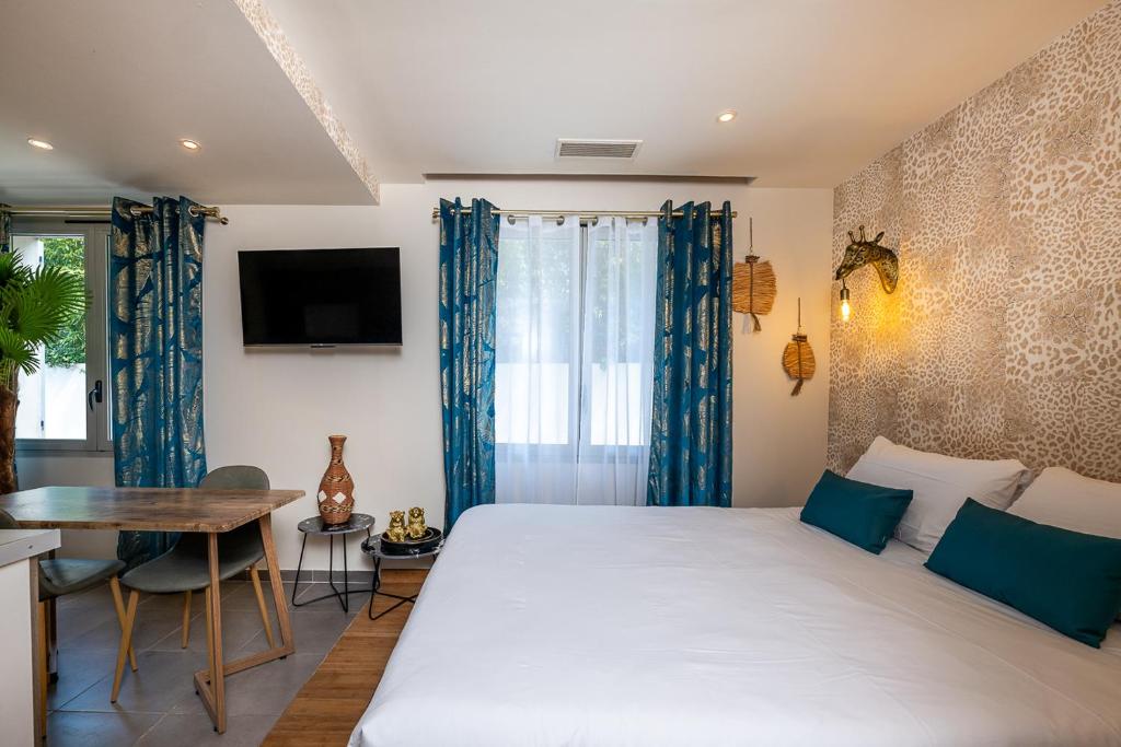 Postel nebo postele na pokoji v ubytování Studio Meublé La Jungle Suite Mandara Beach, Antibes Juan-les-Pins