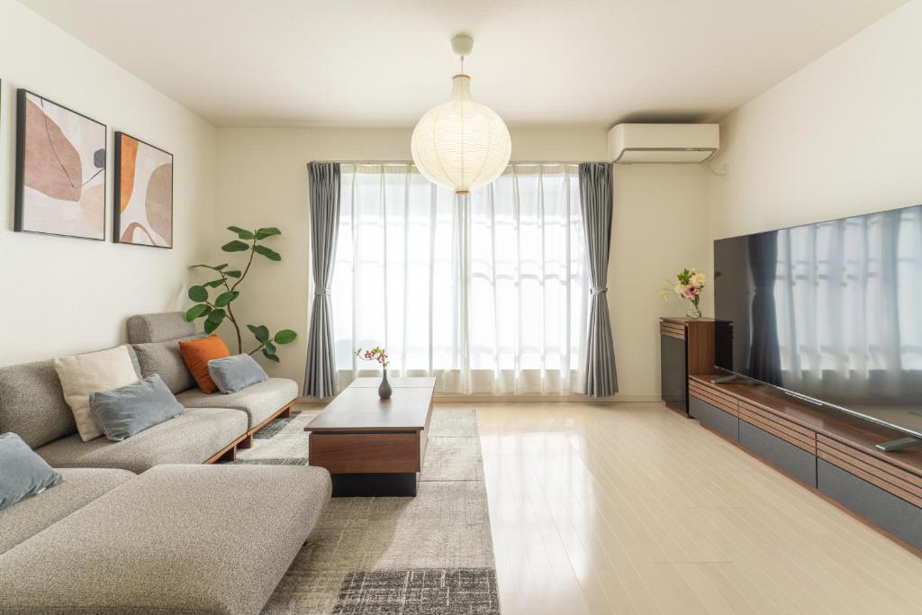 TV a/nebo společenská místnost v ubytování 年末年始特別割引 無料 駐車 4ldk戸建 関空 難波 心斎橋 通天閣 スパワールド世界の大温泉 天王寺動物園 京都直通 天下茶屋駅徒歩5分