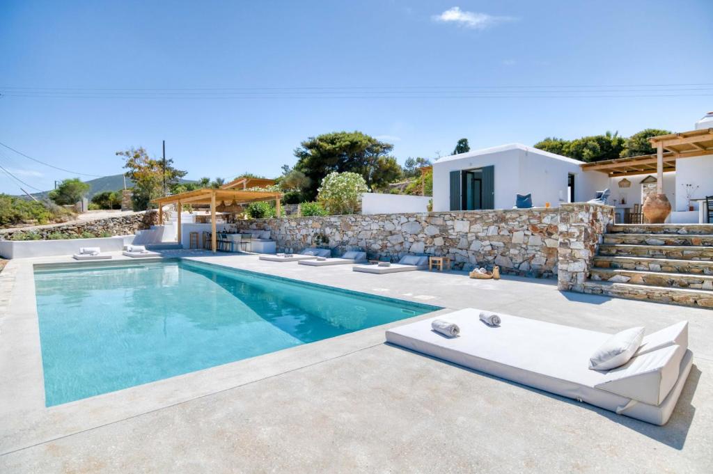 ein Bild einer Villa mit Swimmingpool in der Unterkunft Stone Pine House Antiparos - Private Pool Villa in Andiparos