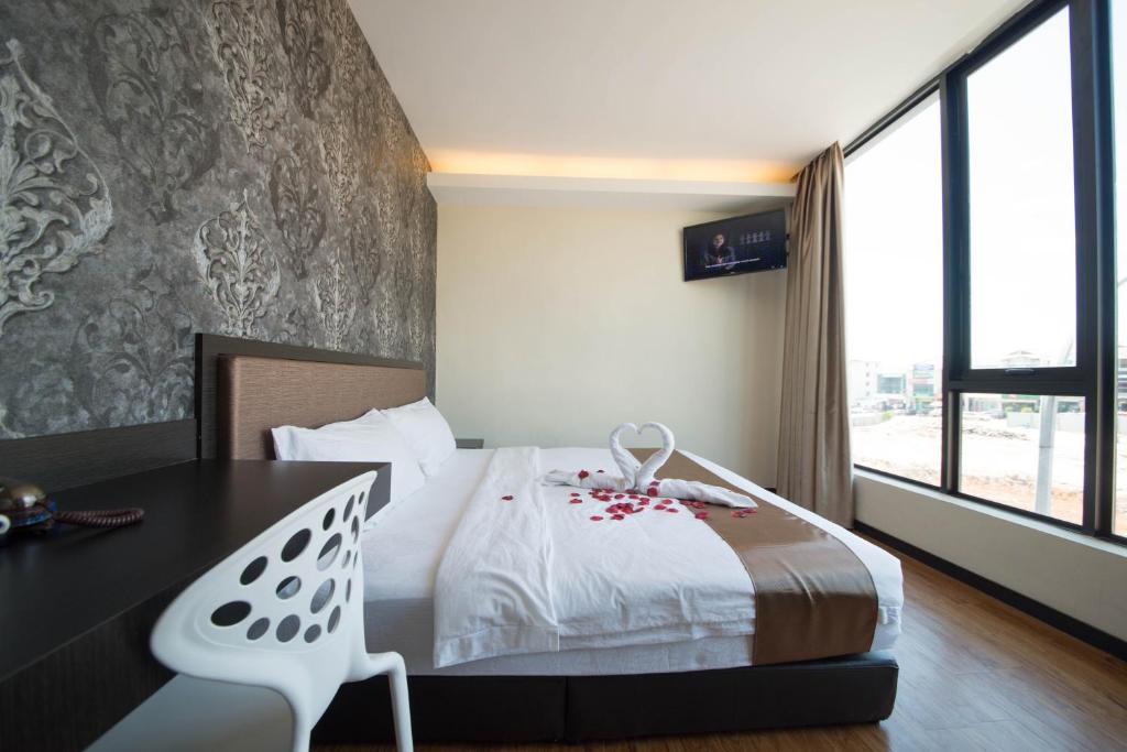 Postel nebo postele na pokoji v ubytování ORO Hotel Kluang