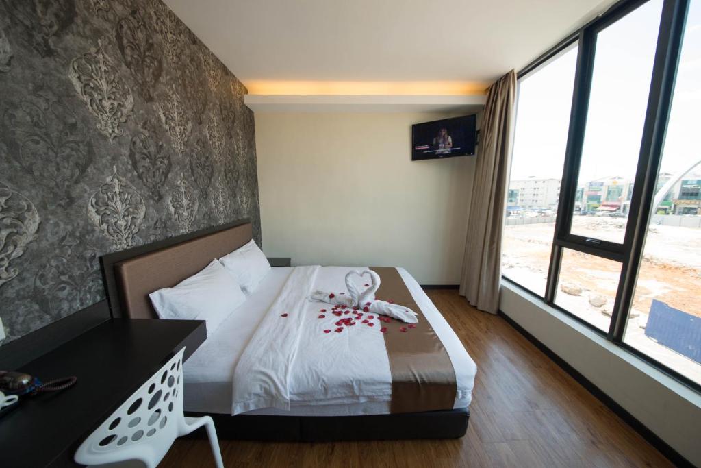 Postel nebo postele na pokoji v ubytování ORO Hotel Kluang