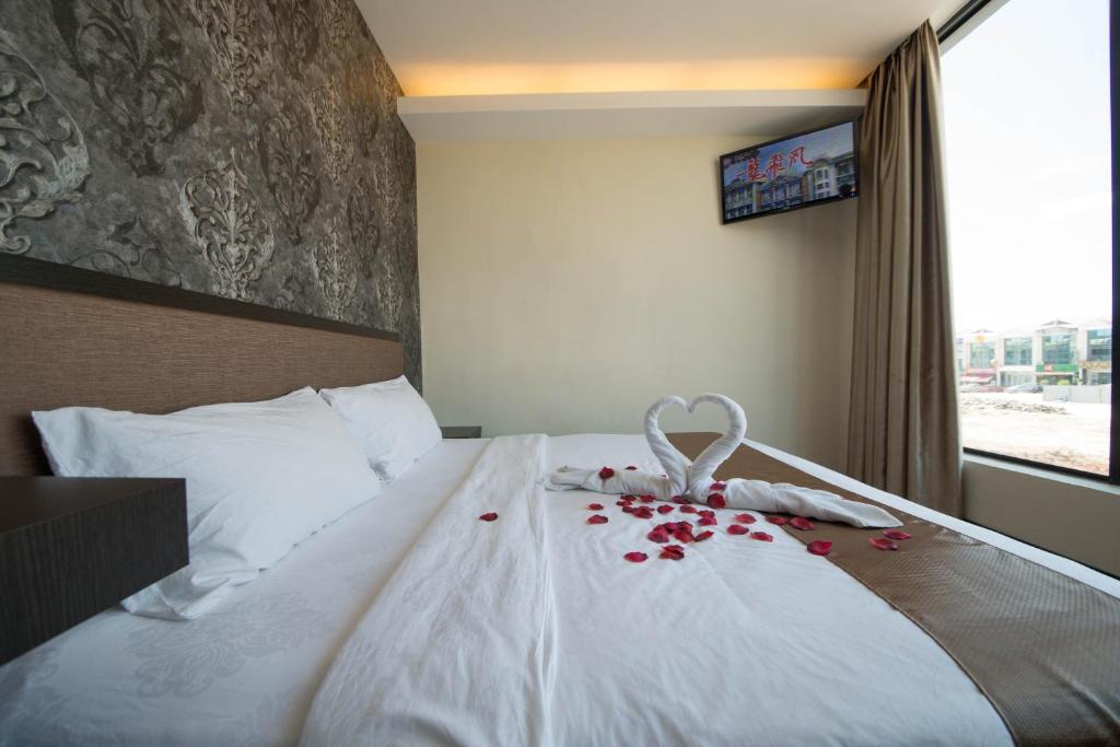 Postel nebo postele na pokoji v ubytování ORO Hotel Kluang