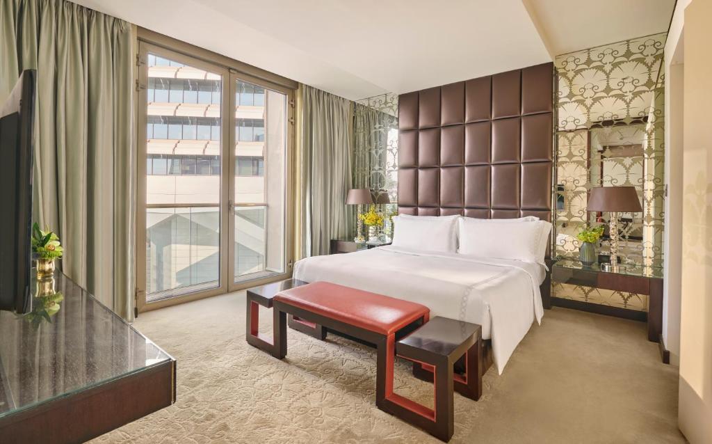 Postel nebo postele na pokoji v ubytování Mandarin Oriental Al Faisaliah, Riyadh