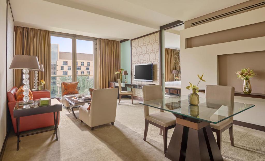 TV a/nebo společenská místnost v ubytování Mandarin Oriental Al Faisaliah, Riyadh