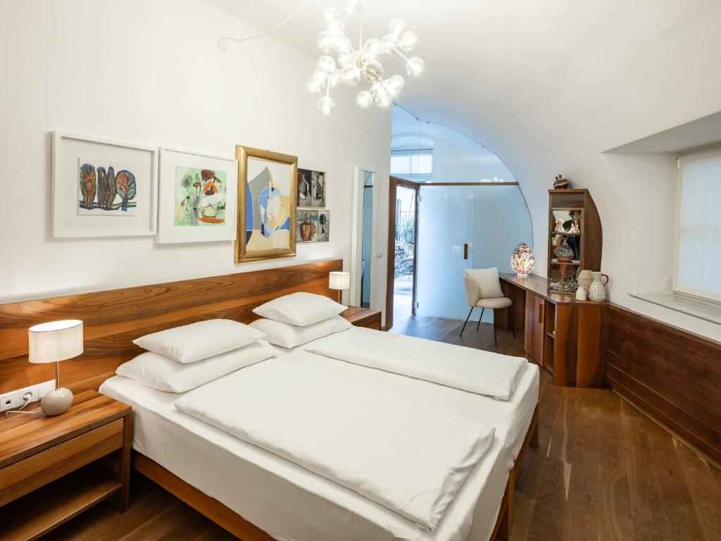 Postel nebo postele na pokoji v ubytování Romantik Hotel Jagdhof