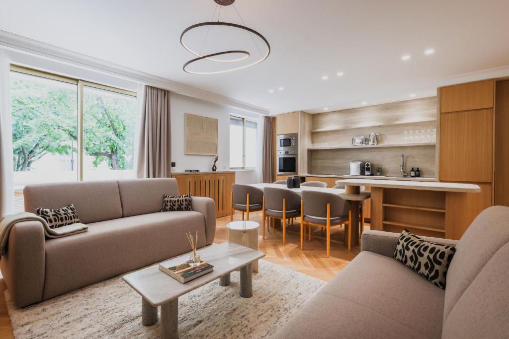 un salon avec deux canapés et une cuisine dans l'établissement Exceptional flat - 1BD 6P- Arc de Triomphe, à Paris