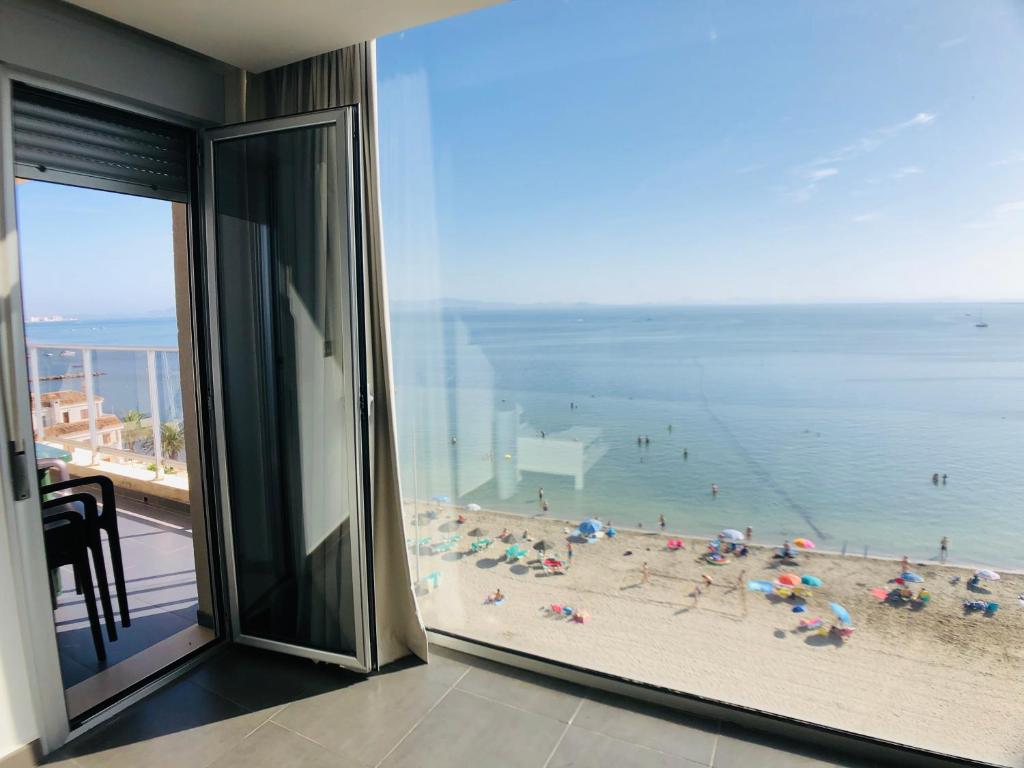 Pokój z widokiem na plażę i ocean w obiekcie La Manga Beach Club Frontal by Alina365 w mieście La Manga del Mar Menor