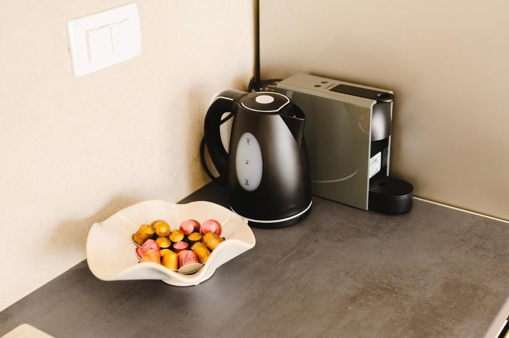 Příslušenství pro přípravu čaje a kávy v ubytování Charming Charlie Apartment