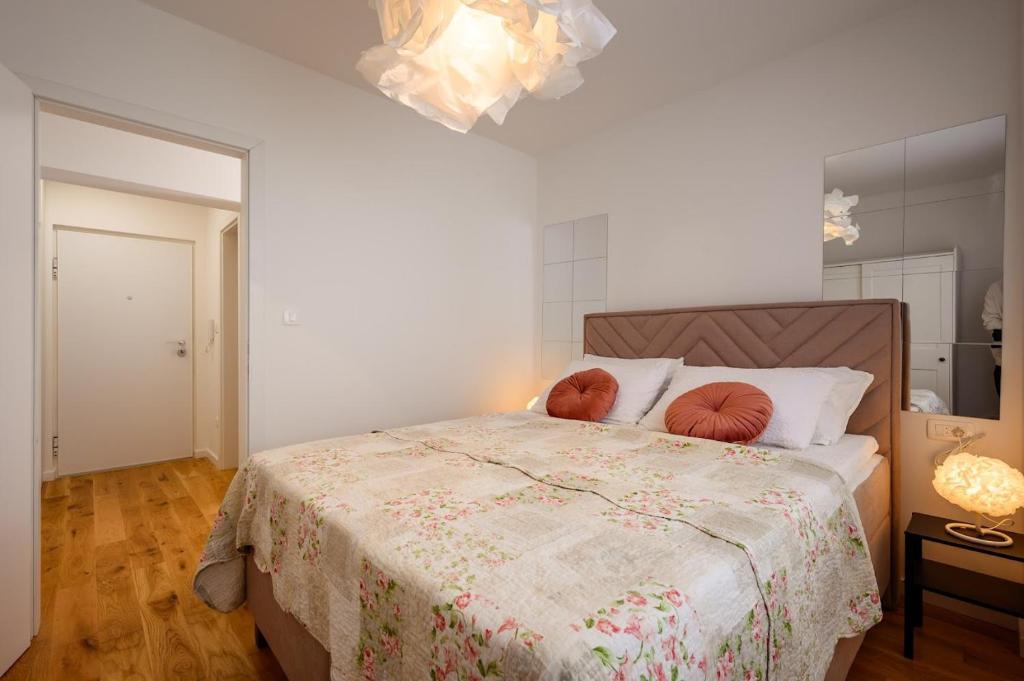 Postel nebo postele na pokoji v ubytování Charming Charlie Apartment