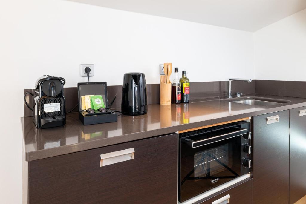 Kuchyň nebo kuchyňský kout v ubytování Appartement Dernier Etage Nest in Mandara Beach - Vue Montagne, Antibes Juan-les-Pins Cote d Azur
