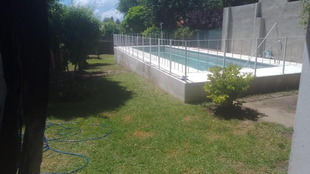 Πισίνα στο ή κοντά στο Casa centrica con pileta