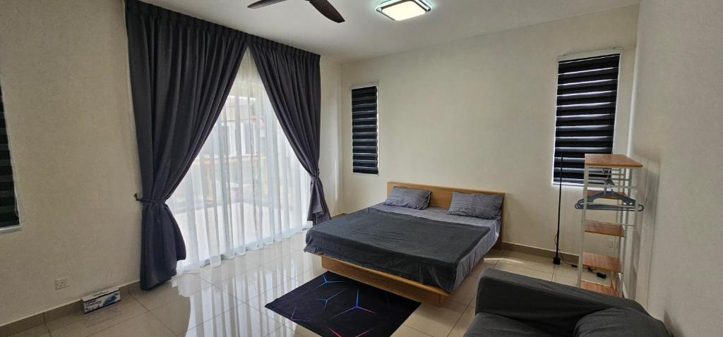 En eller flere senge i et værelse på Suria Aman Homestay Semi-D 5 Rooms 5 Bathrooms
