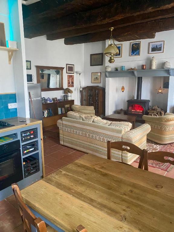 un grand salon avec des canapés et une table dans l'établissement Summerfields, à Treignac