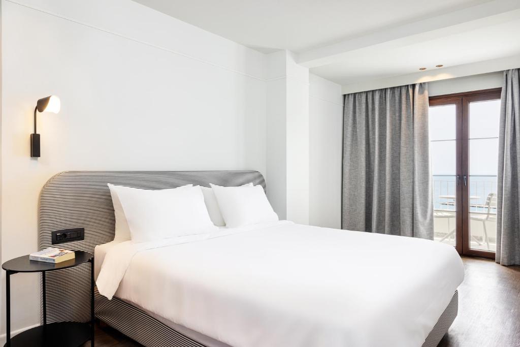 Katil atau katil-katil dalam bilik di Doryssa Lithos Hotel