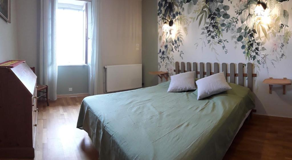 Postel nebo postele na pokoji v ubytování Chez Nathalie, à l'Ancienne Ecole!