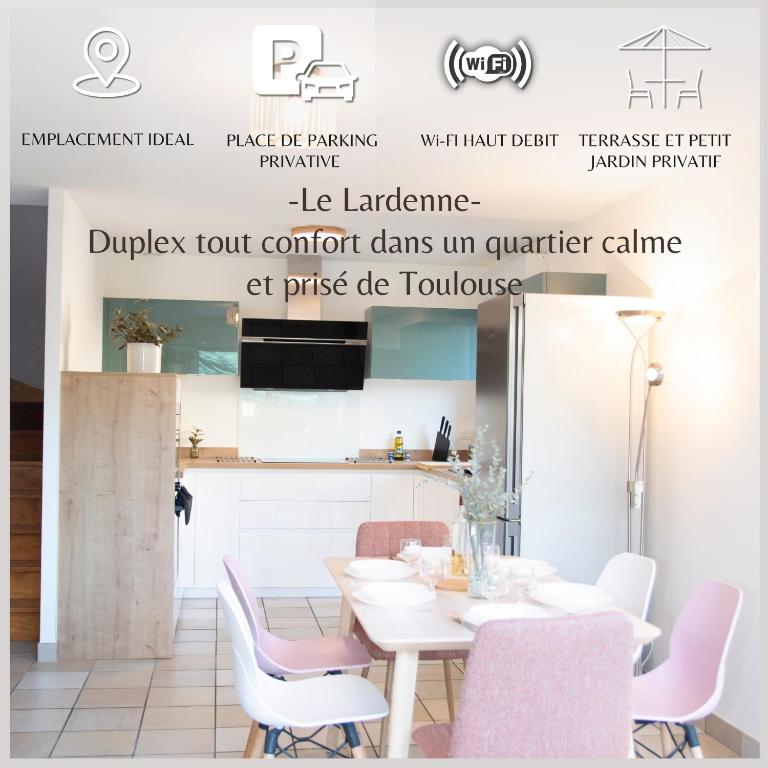 une salle à manger avec une table blanche et des chaises roses dans l'établissement Duplex le Lardenne - proche Hôpital - Clim - Terrasse - Parking, à Toulouse