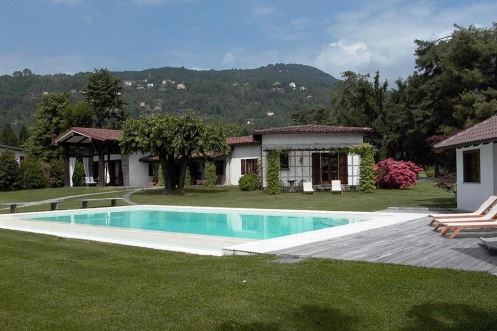 una piscina en el patio de una casa en Relais Dolce Lago, en Lesa