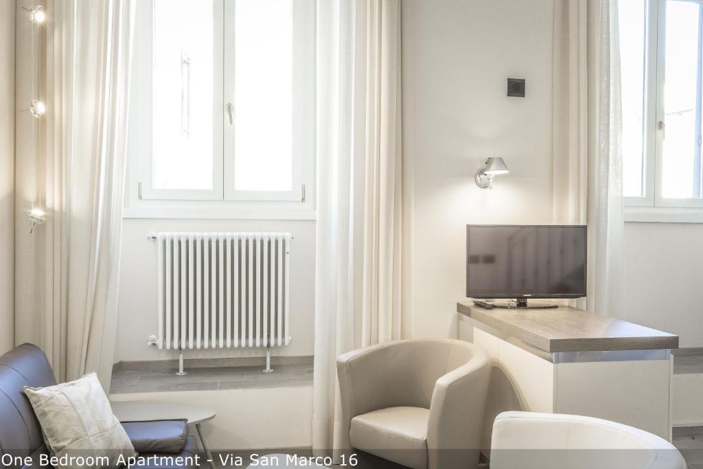 Televízia a/alebo spoločenská miestnosť v ubytovaní Brera Apartments in San Marco