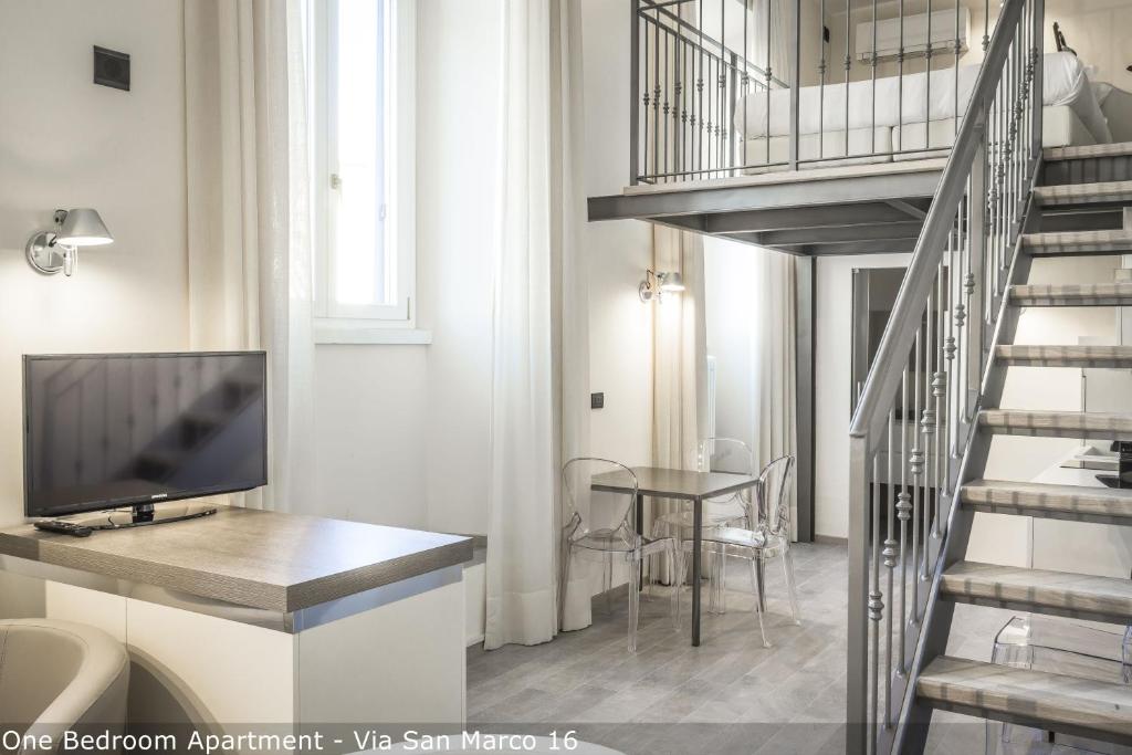 Televízia a/alebo spoločenská miestnosť v ubytovaní Brera Apartments in San Marco