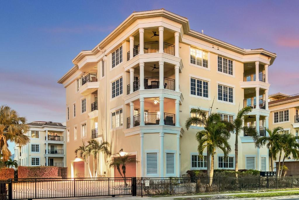 een gebouw met palmbomen ervoor bij An Upscale Villa in the heart of Siesta Key on Beach Road in Sarasota