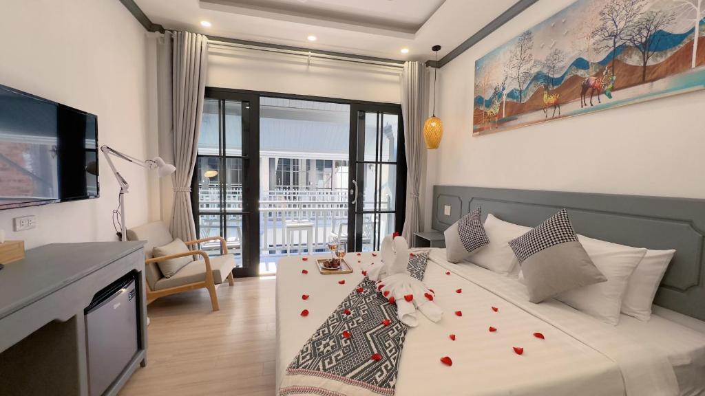 una camera da letto con un letto con cuori rossi sopra di LuangPrabang Orient Boutique Hotel a Luang Prabang