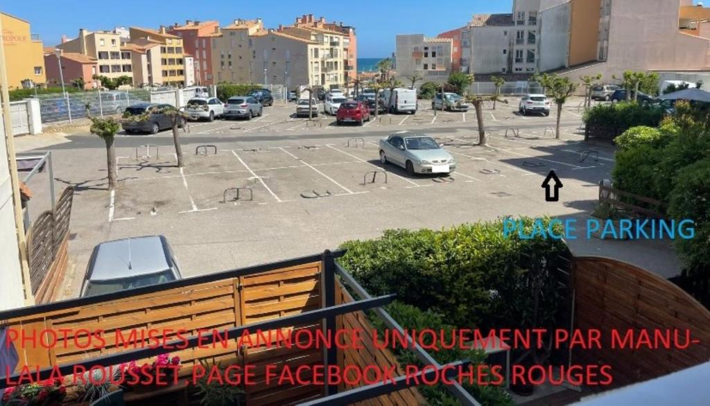 un parking avec des voitures garées sur un parking dans l'établissement Studio 200m plage du môle vue mer, au Cap d'Agde