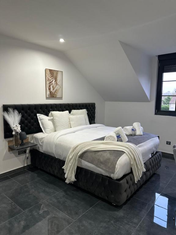 Una cama o camas en una habitación de Domaine de Bracheux Beauvais Chambre avec petit déjeuner inclus