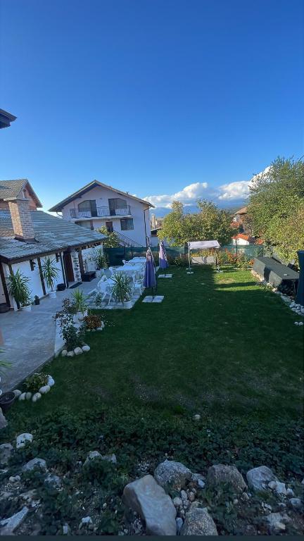 Nespecifikovaný výhled na hory nebo výhled na hory při pohledu z penzionu