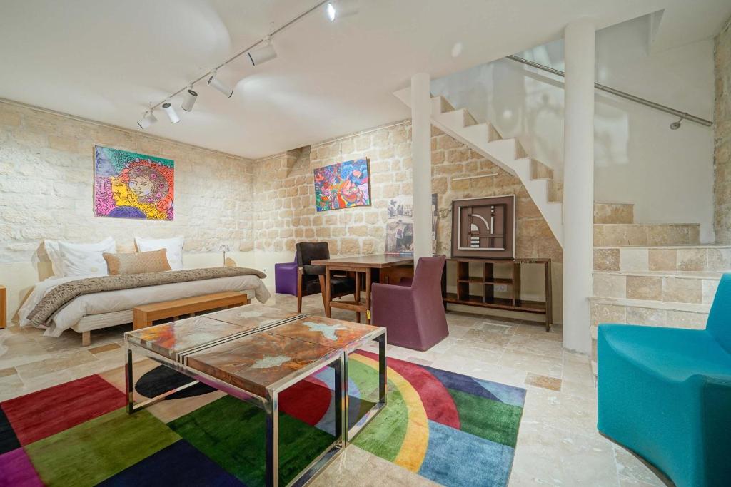 un salon avec un canapé et une cheminée dans l'établissement Chez l'Antiquaire, un repaire Arty aux Puces de Saint-Ouen, à Saint-Ouen