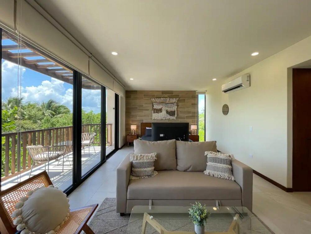 Posezení v ubytování Boho Loft Steps from Punta Cocos Beach