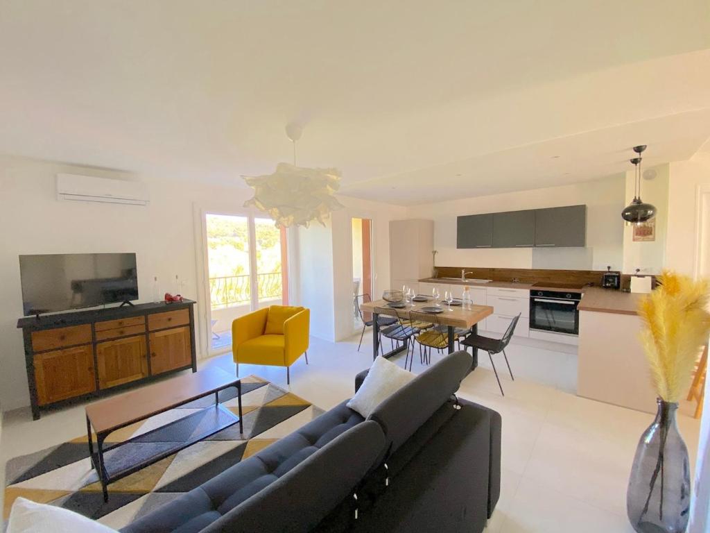 un salon avec un canapé et une salle à manger dans l'établissement T3 - 5 min du Centre Ville et Plage - Parking, à Sanary-sur-Mer