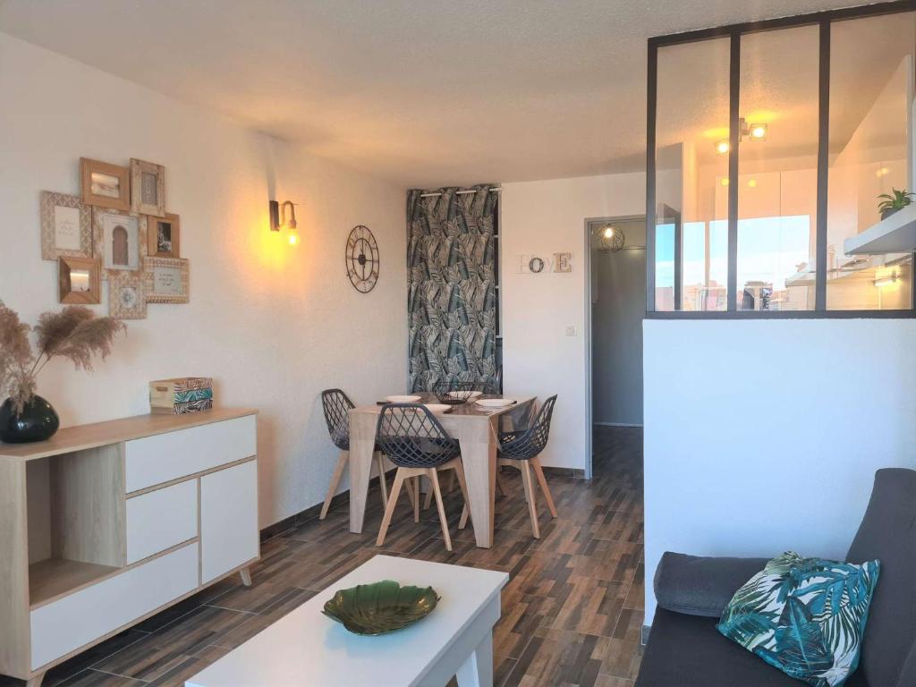 un salon avec une table et une salle à manger dans l'établissement Studio cabine 4 couchages CAP D 'AGDE CT345-412, au Cap d'Agde