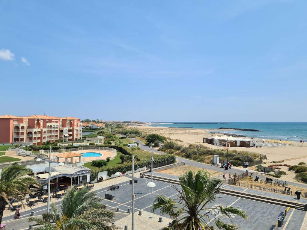 - une vue sur une plage avec un complexe et l'océan dans l'établissement Appartement 2 pièces CAP D'AGDE CT630-080, au Cap d'Agde