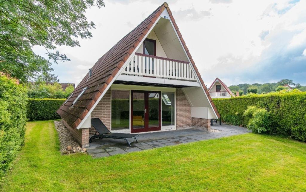 a small house with a thatched roof at Torenvalk I Genieten nabij Bos in Zwiggelte