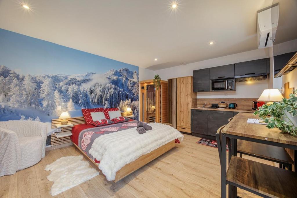 een slaapkamer met een groot bed en een keuken bij Le Montblanc spa in Roanne