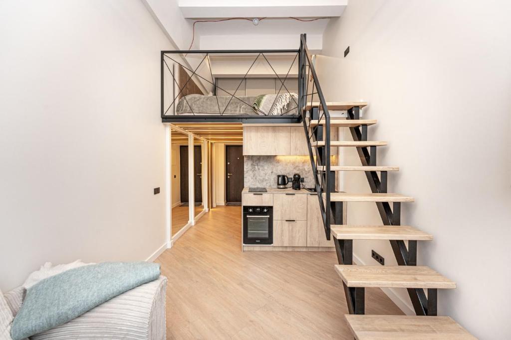 Ce loft dispose d'un escalier et d'une cuisine. dans l'établissement Cozy loft in Vilnius city center, à Vilnius