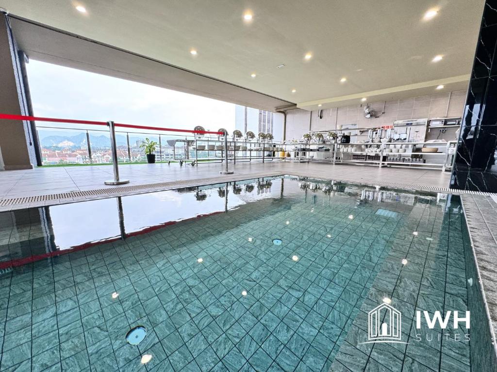 Bazén v ubytování ICC Ipoh Town Premium Suites By IWH Suites nebo v jeho okolí