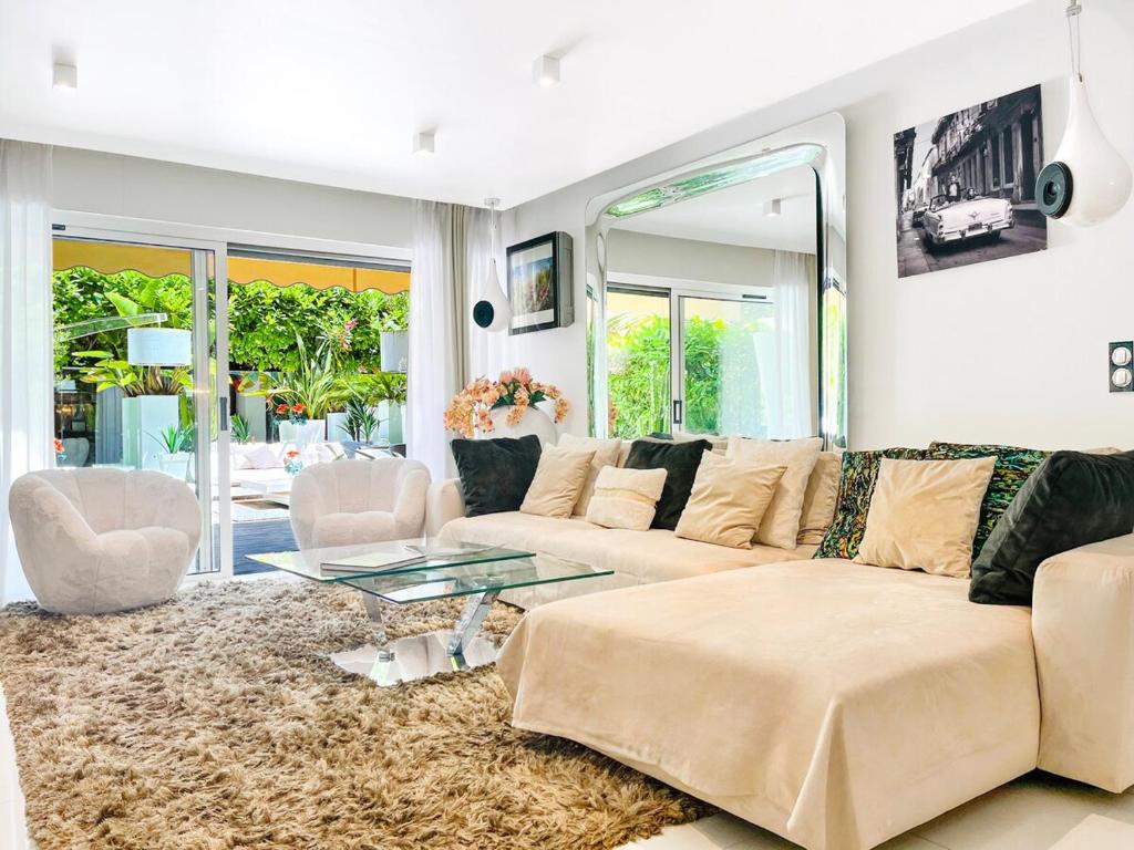 un salon avec un canapé et une table dans l'établissement Le Lys - Terrasse Cannes, à Cannes