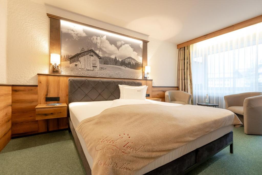Postel nebo postele na pokoji v ubytování Hotel Tyrol - Partnerbetrieb von Oberstaufen PLUS