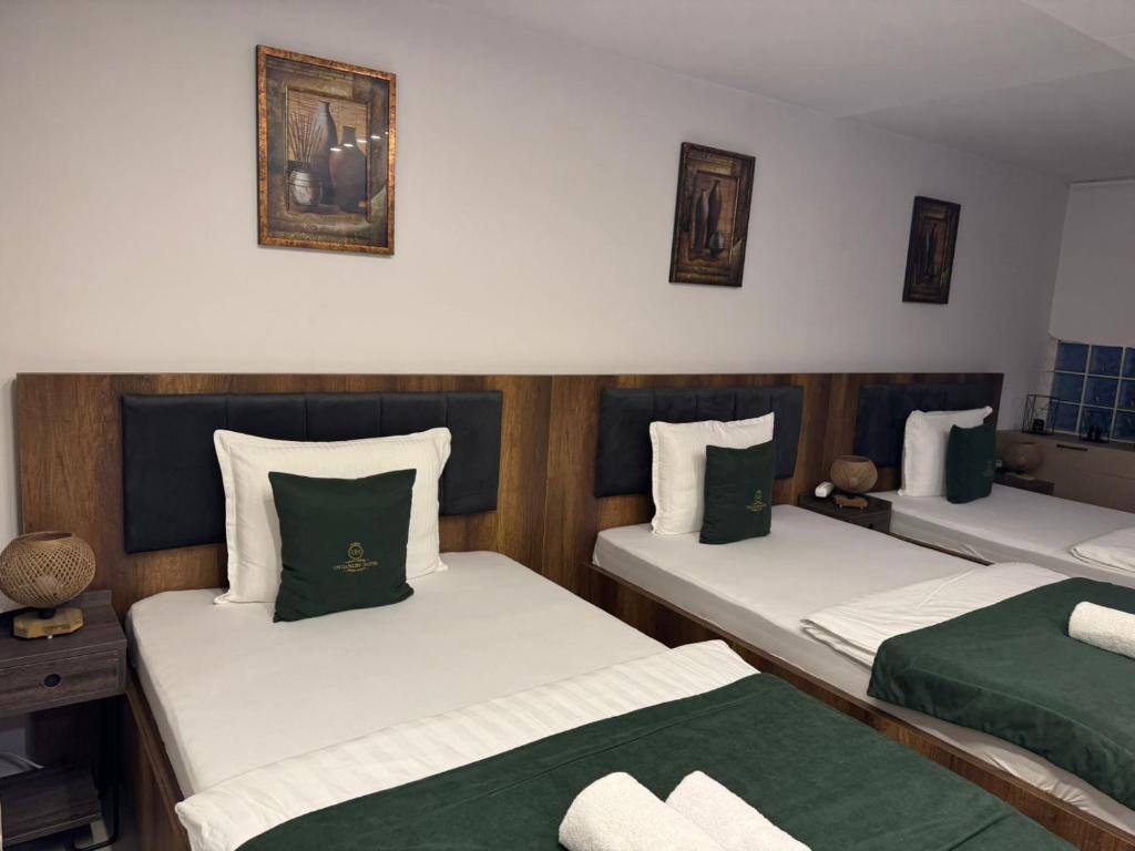 Postel nebo postele na pokoji v ubytování Uniluxury Hotel Prishtina